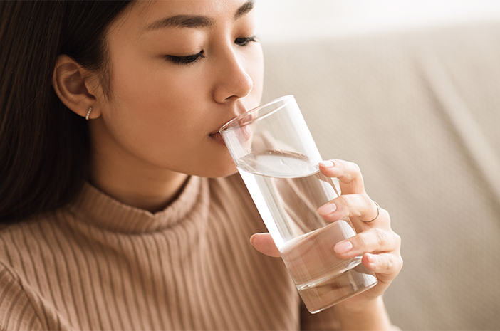 Minum Dalam Posisi Duduk Selain Sehat juga Berpahala