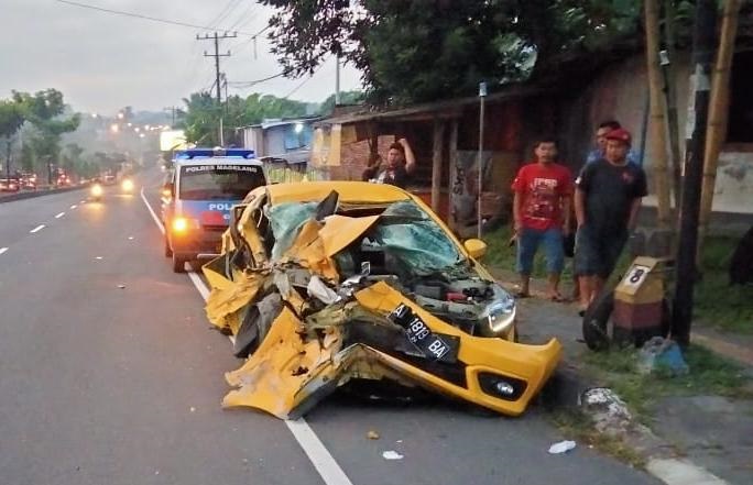 Seruduk 'Bokong' Truk, Honda Brio Ringsek, Begini Kondisi Penumpangnya