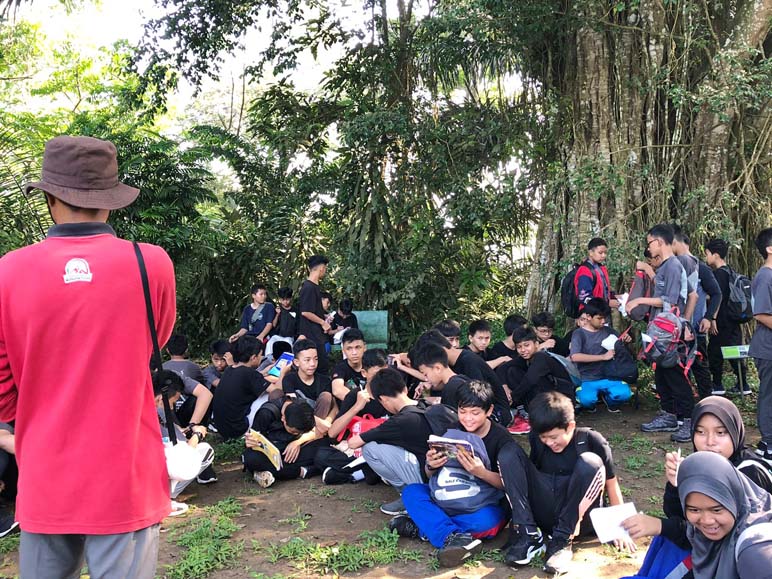 SMP Mutual Eksplorasi Keanekaragaman Hayati di Kebun Raya Gunung Tidar