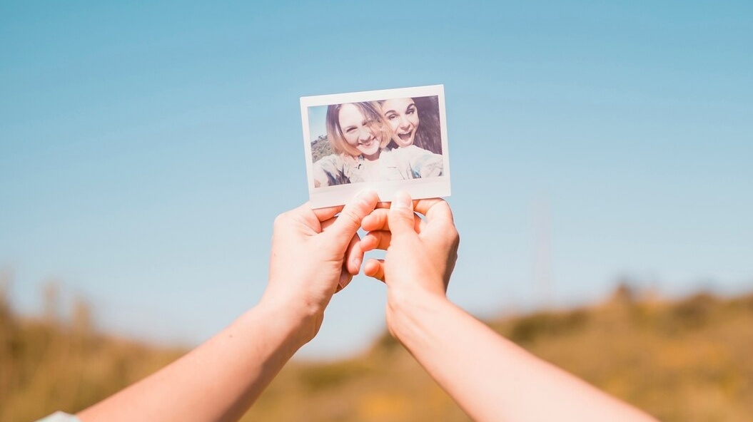 Prompt AI Foto Polaroid Bareng Idol, Ada Tips Agar Foto Terlihat Asli 