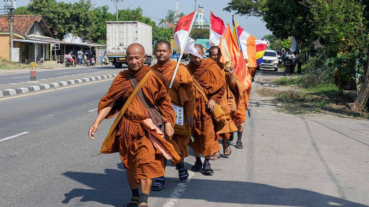 50 Biksu Jalan Kaki Menuju Borobudur untuk Peringati Waisak 2026