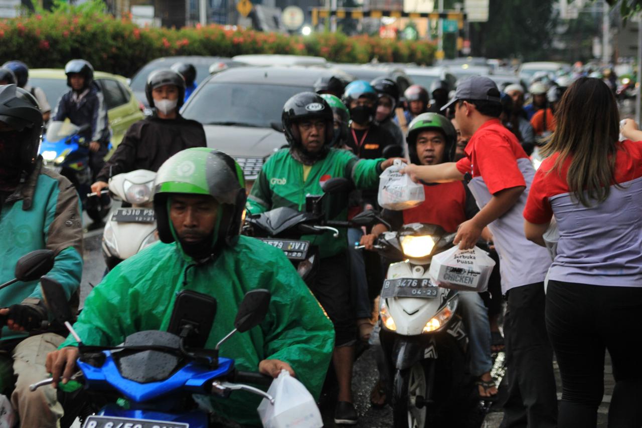 JNE Bagi-bagi 10.000 Bingkisan Takjil dari Jakarta Hingga Denpasar