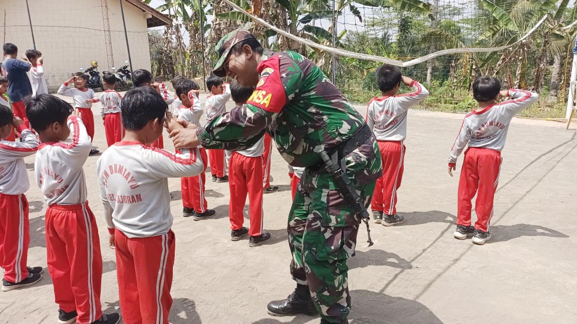 Duet Babinsa-Bhabinkamtibmas Latih PBB Siswa SDN Bumiayu Kajoran Magelang Persiapan Pesta Siaga