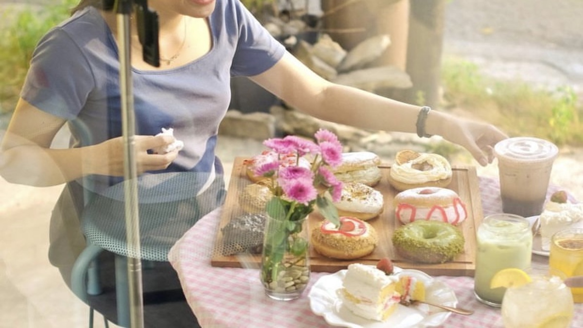 Nikmati Donat Berbagai Macam Topping di Bunaaca dengan Cafe Estetik Minimalis!