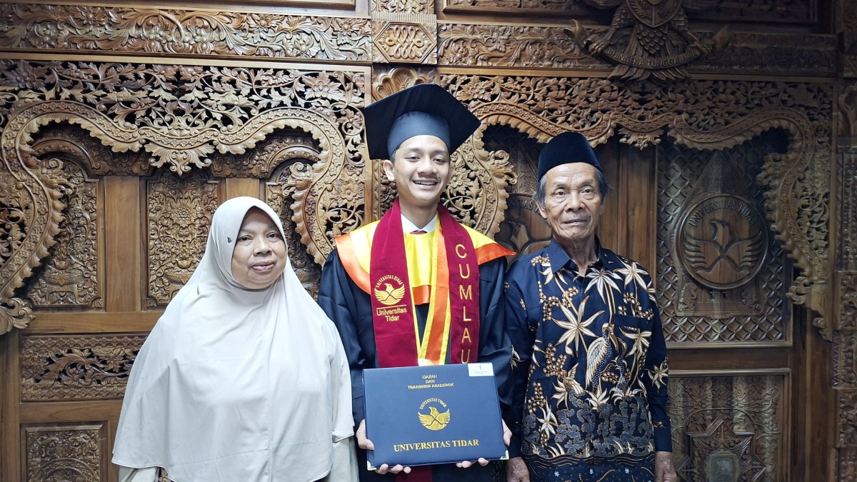 Anak Pedagang Pindang Asal Purbalingga Jadi Wisudawan Terbaik Untidar
