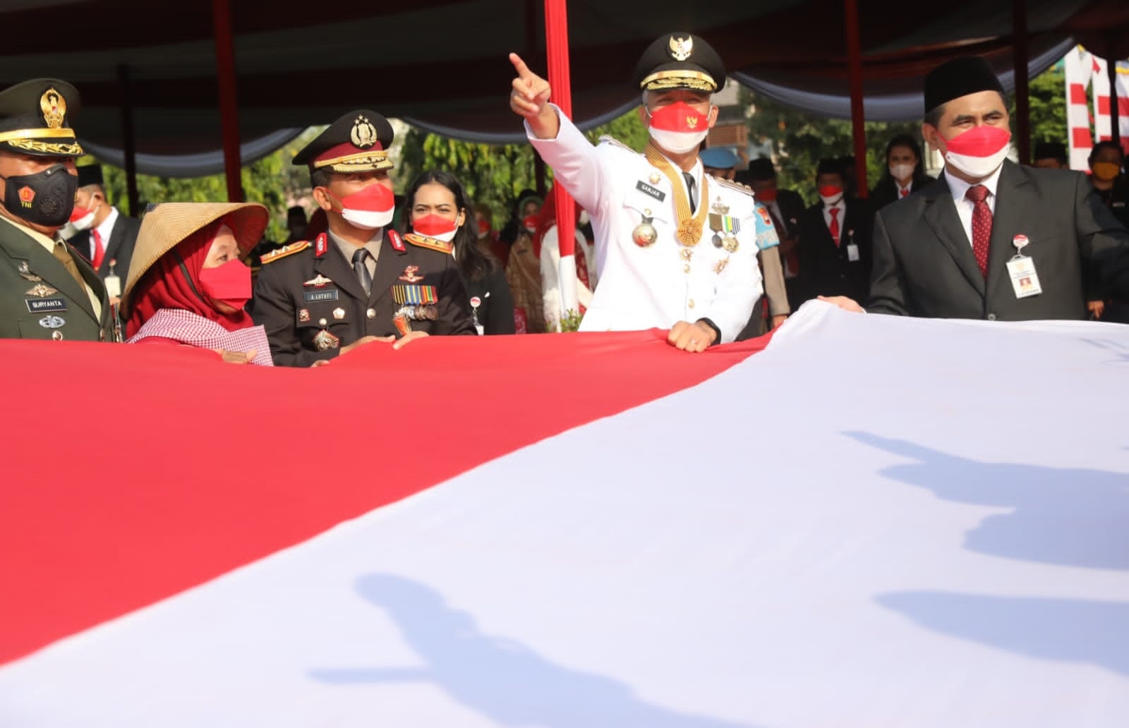 Bendera Merah Putih Raksasa dari Buruh Migran untuk Ganjar Pranowo