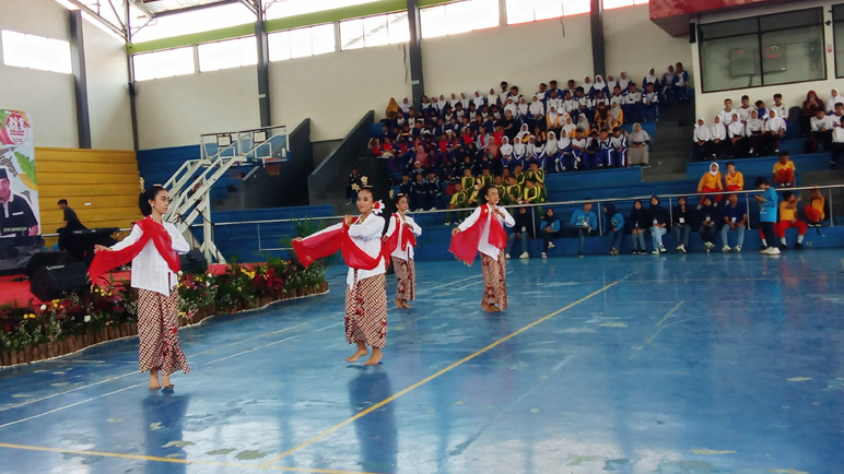 Keterbatasan Fisik Tak Menghalangi Semangat 4 Siswi SLB-B YPPALB Kota Magelang Gemulai Menari Gambyong