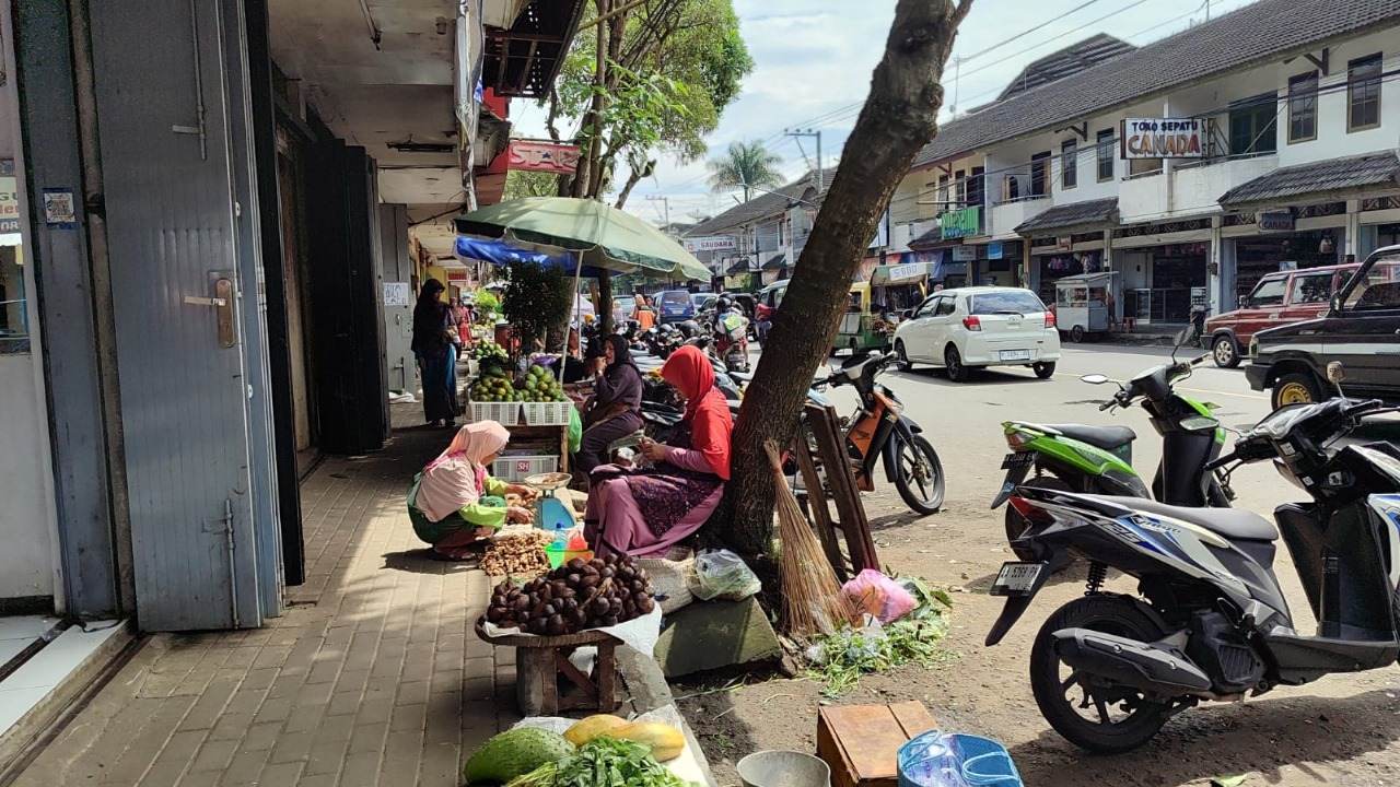 Pedagang Pasar Kliwon Temanggung Minta Bupati Tindak PKL yang Jualan di Trotoar
