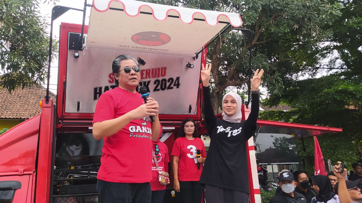 Senam Bersama Warga, Siti Atikoh Disambut Ratusan Ibu-Ibu Sampaikan 3 Program Unggulan