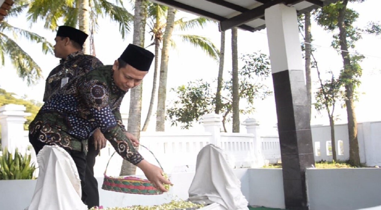 Hari Jadi ke 424, Ketua DPRD Kabupaten Tegal Ziarah ke Makam Leluhur
