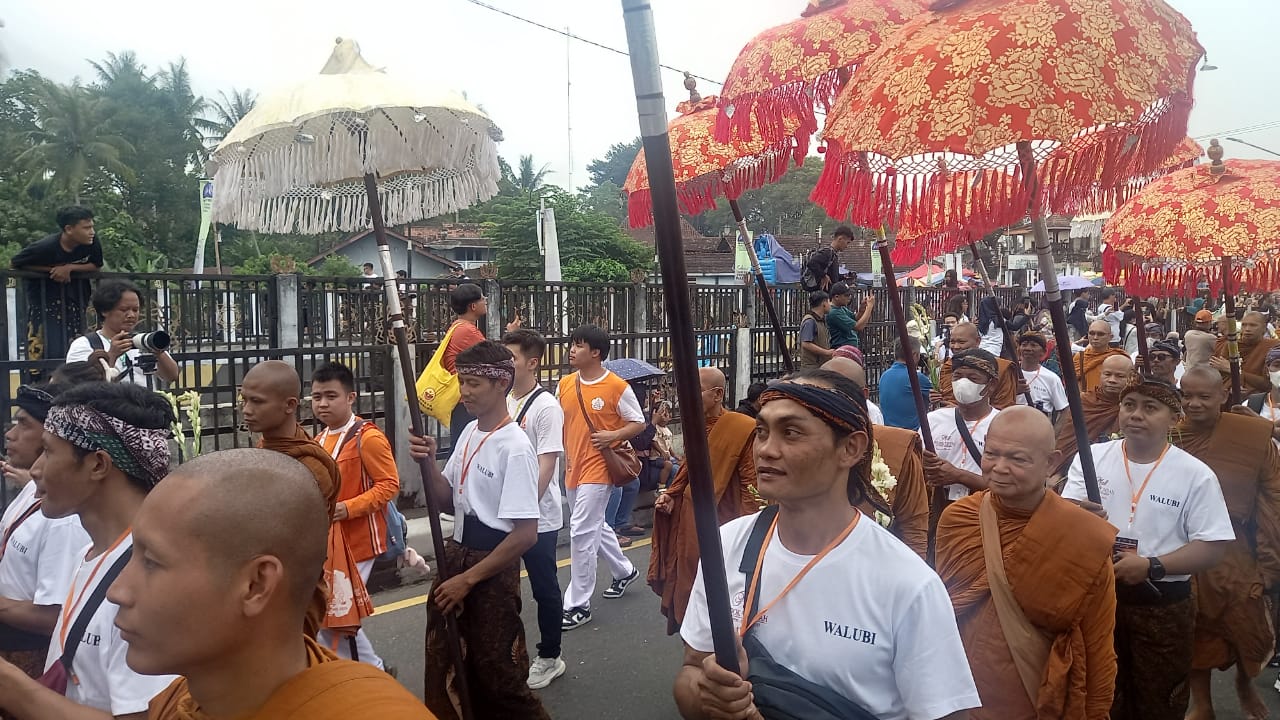 Arak-Arakan Waisak Kirab Disambut Antusias Warga Sepanjang Jalan Candi Mendut-Candi Borobudur