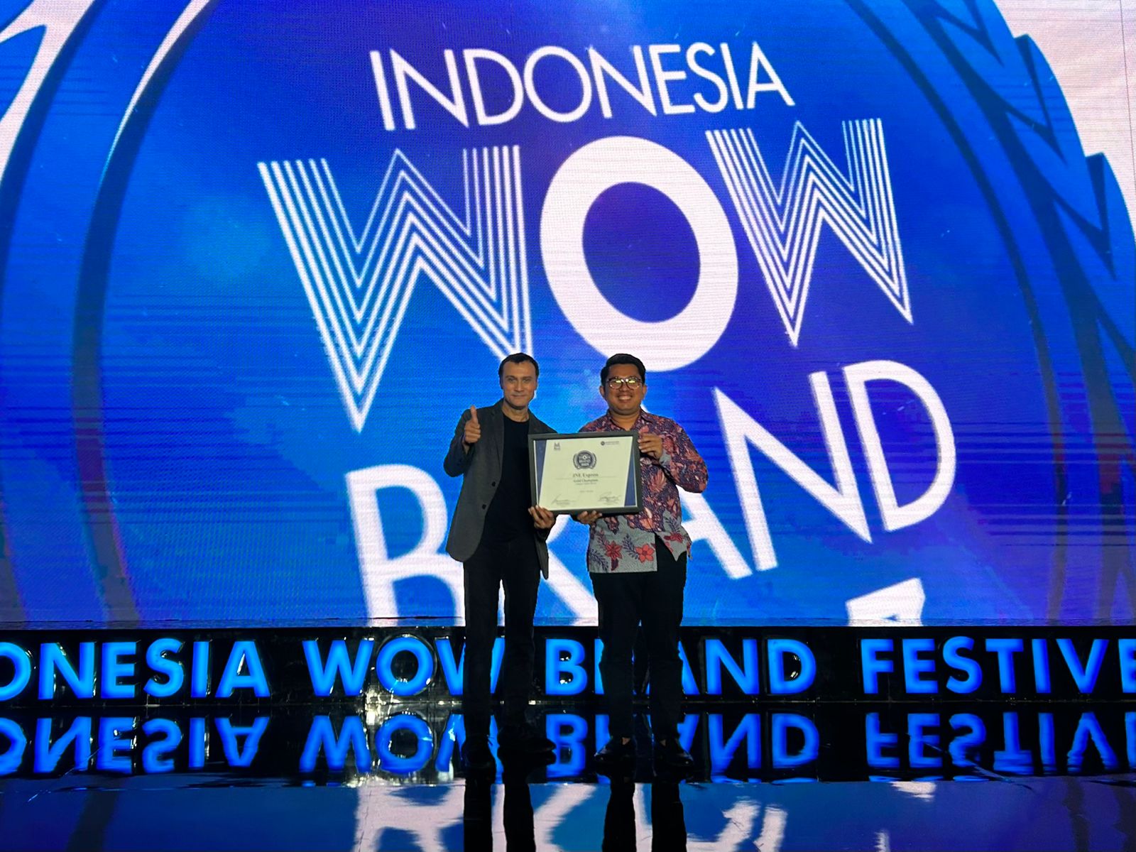 JNE Sabet Penghargaan Gold Champion Indonesia WOW Brand 2023 