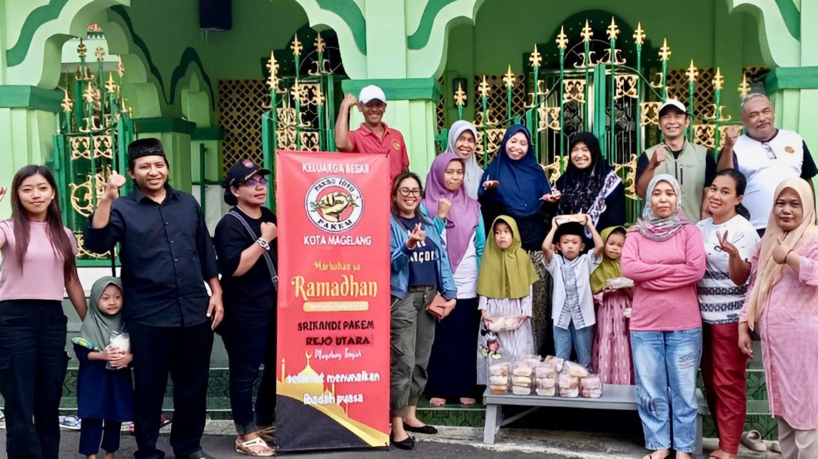 Pandu Joyo Pakem Kota Magelang Bagikan Takjil Untuk Anak-anak di Masjid Darussalam Rejowinangun Utara