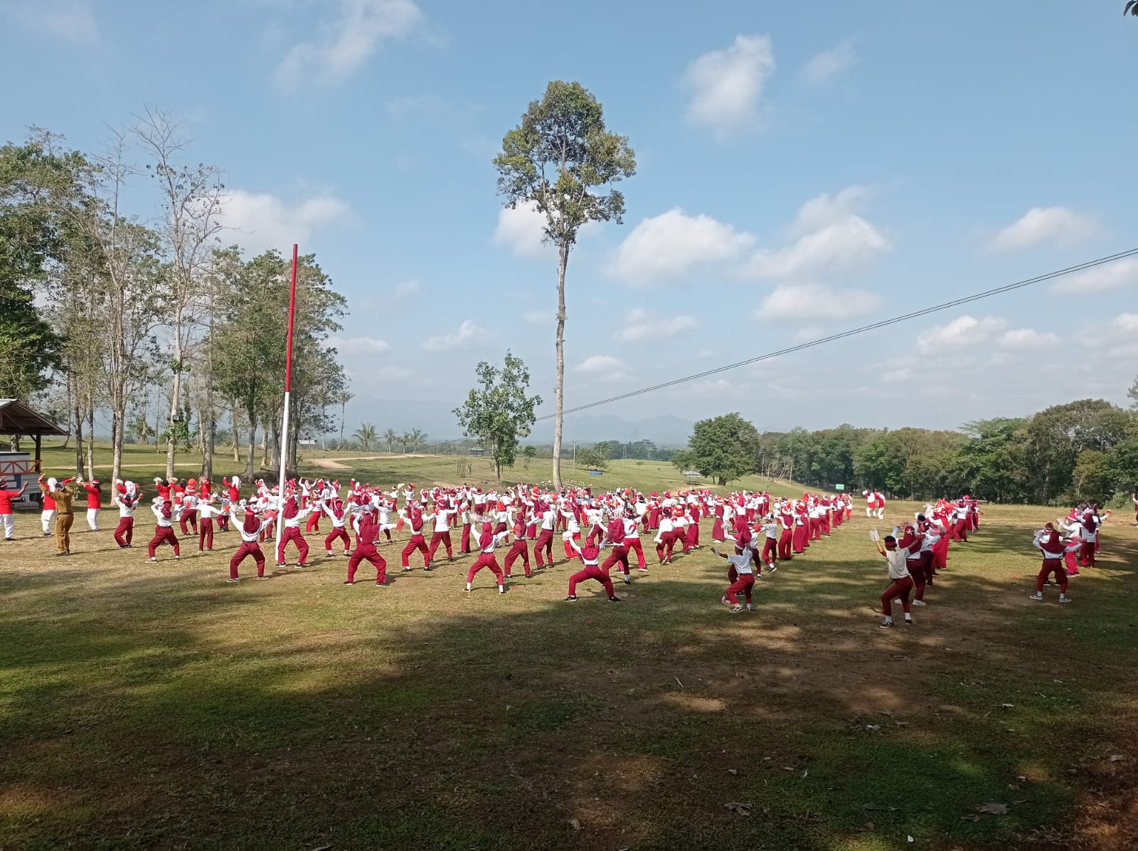 Pelajar, Orangtua, dan Guru SDN Banyurojo 1 Mertoyudan Ikuti Flashmob Kemerdekaan di Lapangan Panca Arga