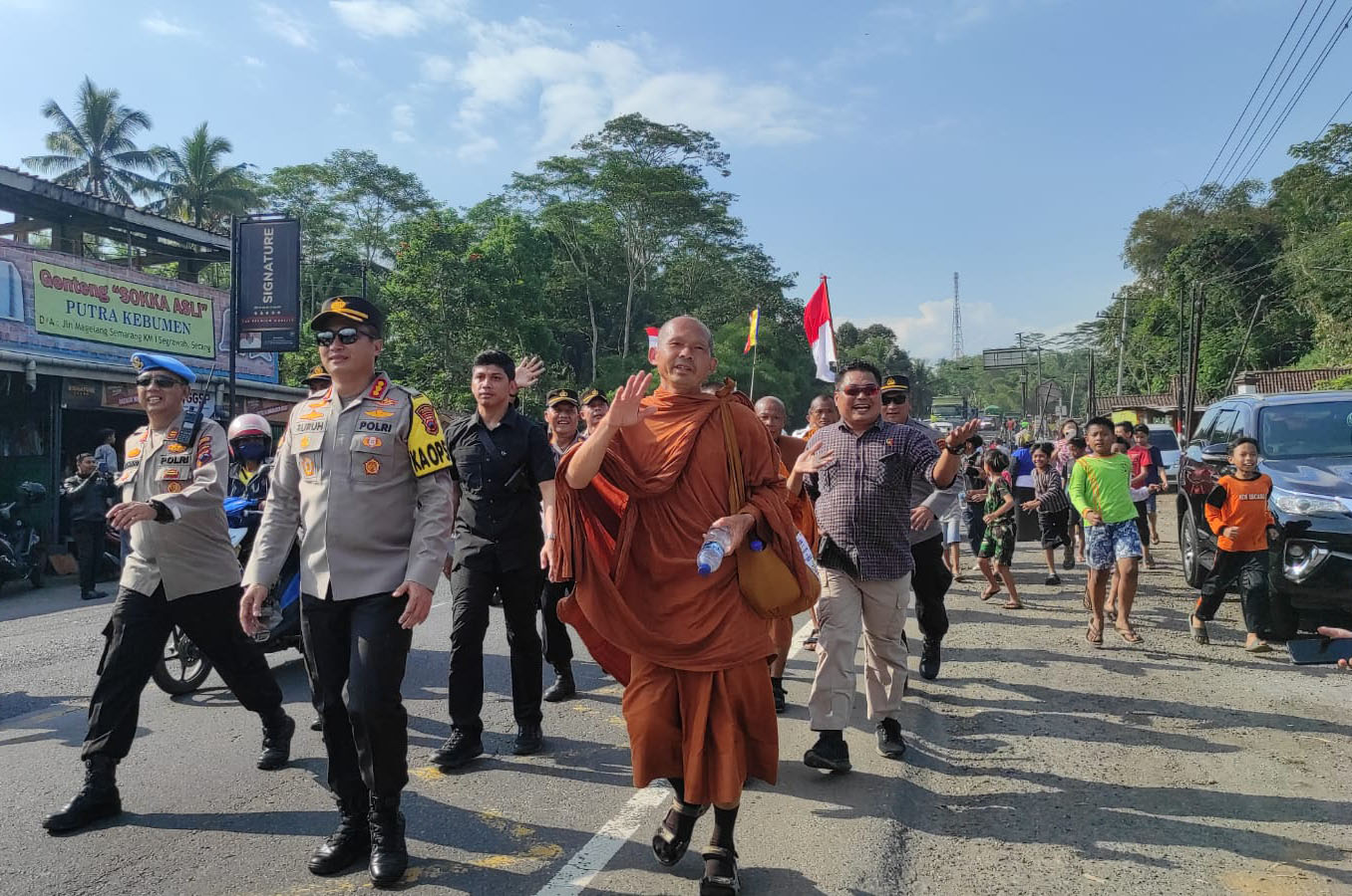 Ribuan Warga Magelang Sambut Kedatangan Biksu Thudong