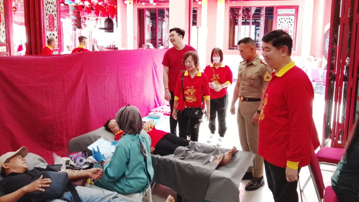Berbagi Paket Sembako dan Donor Darah Warnai Peryaan Imlek TITD Liong Hok Bio