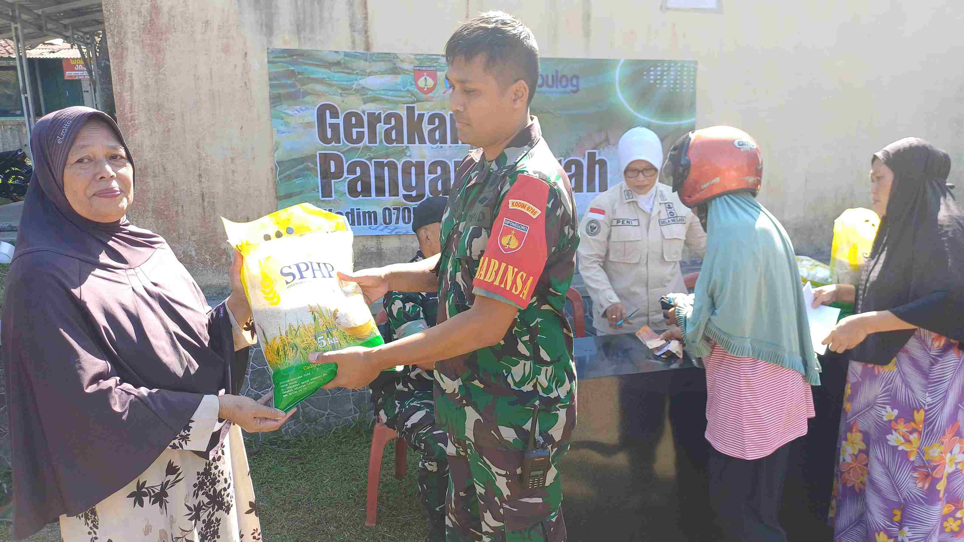 Gerakan Pangan Murah Kodim 0705/Magelang Disambut Antusias Warga Secang dan Windusari