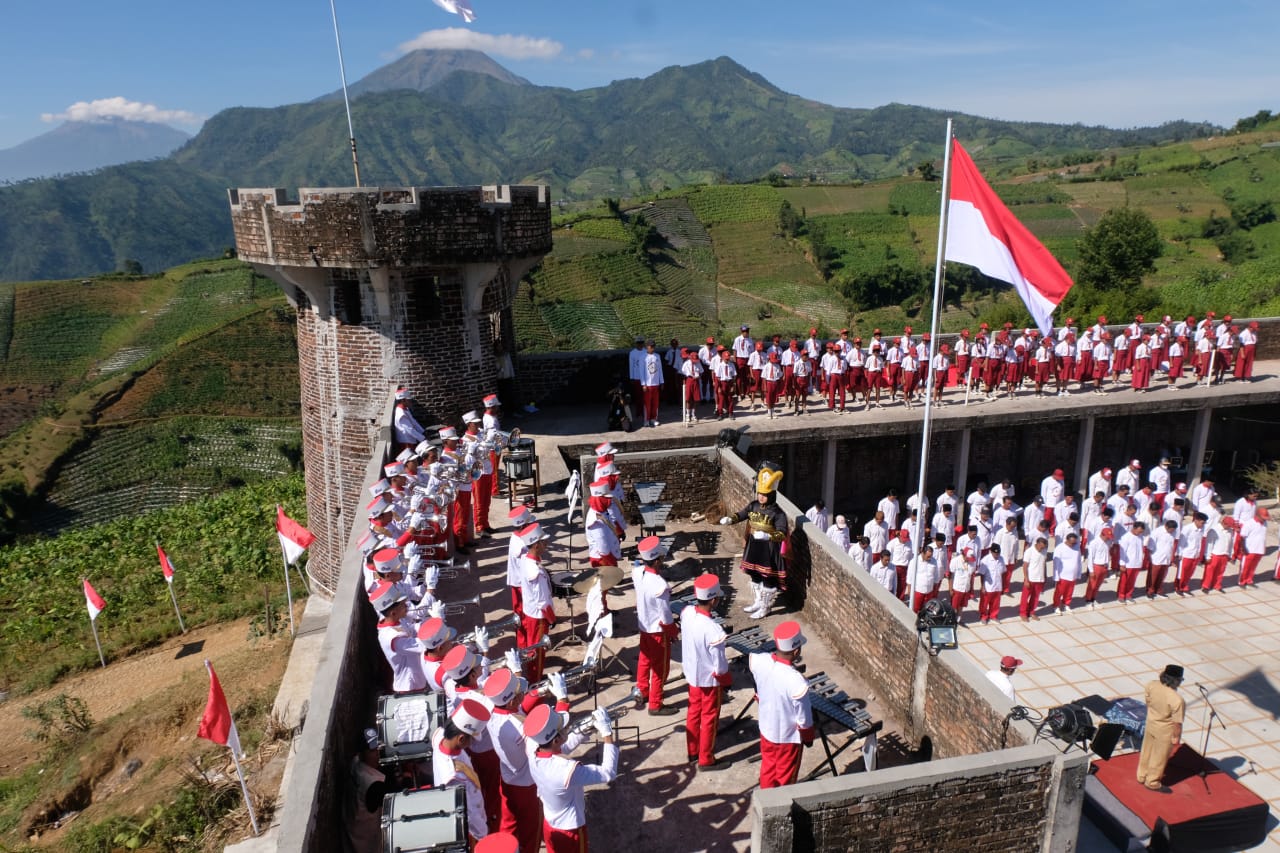 Prihatin Dunia Pendidikan, Ratusan Warga di Temanggung Kenakan Seragam SD dalam Upacara HUT RI