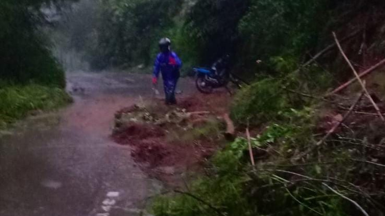 Tebing Setinggi 15 Meter Longsor di Jalur Ketep Pass, Akses Jalan Ditutup Total