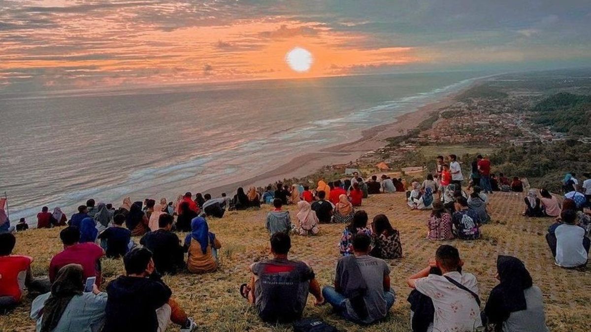 Paralayang Yogyakarta Suguhkan Pemandangan Pantai dari Ketinggian, Nyesel Kalau Nggak Kesana!