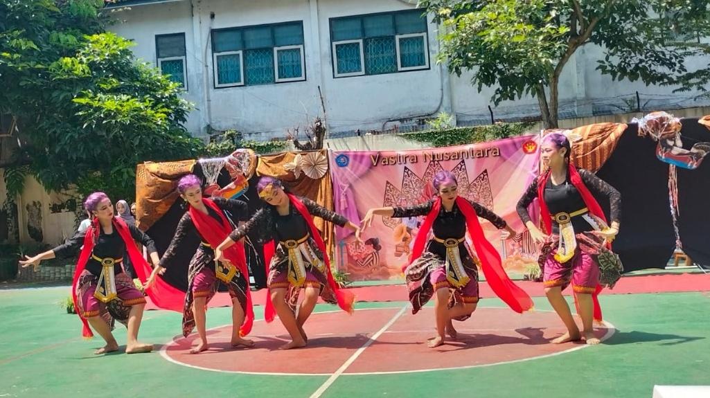 Semarak Hari Batik Nasional di SMKN 3 Magelang: Siswa Tampilkan Kreasi Musikalisasi dan Desain Batik
