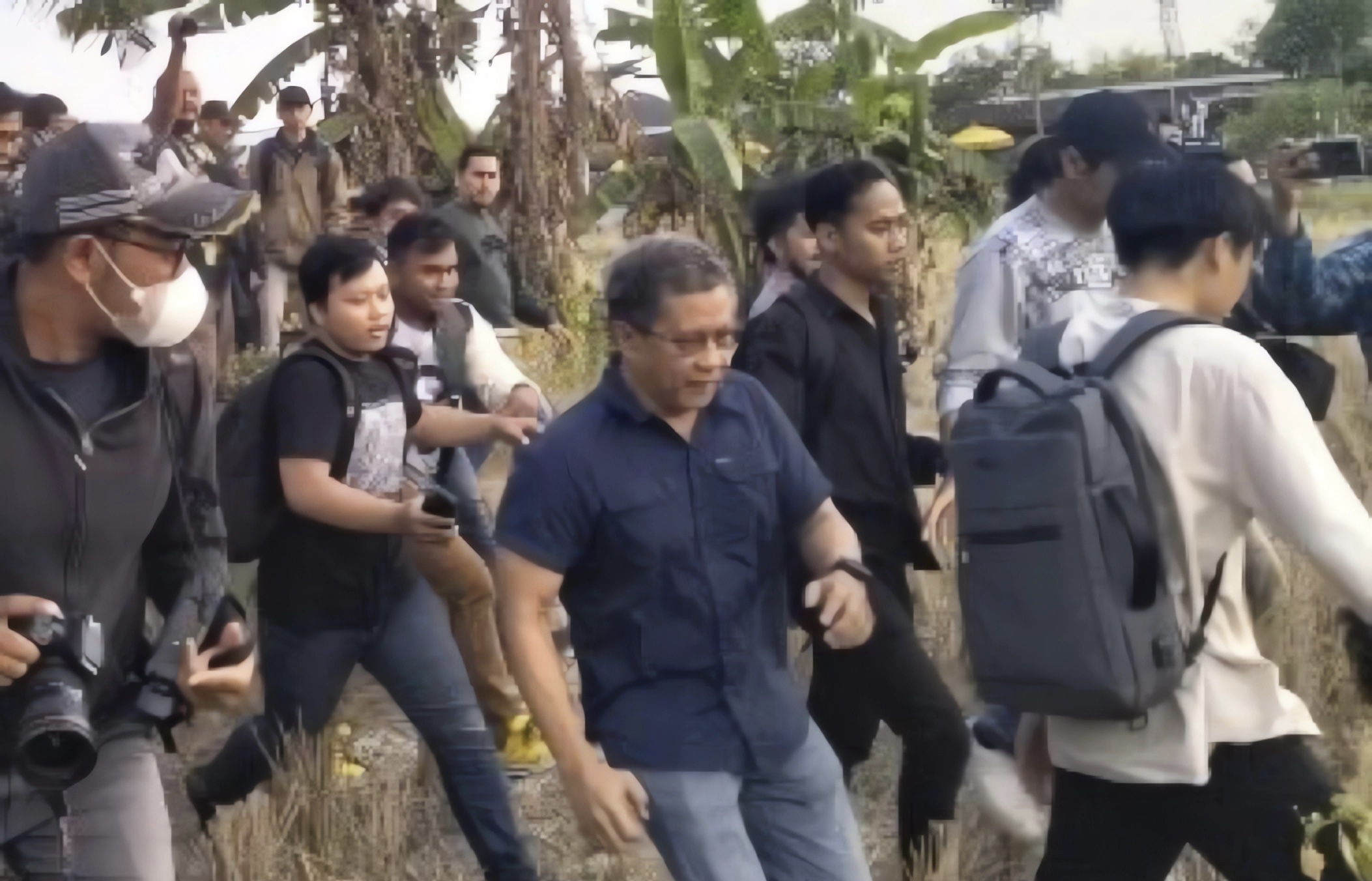 Rocky Gerung Lari ke Sawah Usai Dilempar Botol saat Diskusi Politik di Sleman Jogjakarta