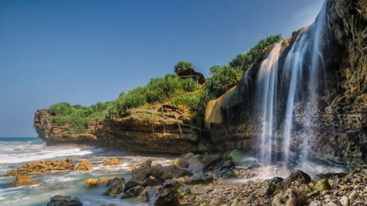 Wow! Ternyata Ada Air Terjun Di Pinggir Pantai Gunung Kidul, Penasaran Dimana? Cek Ulasan Berikut