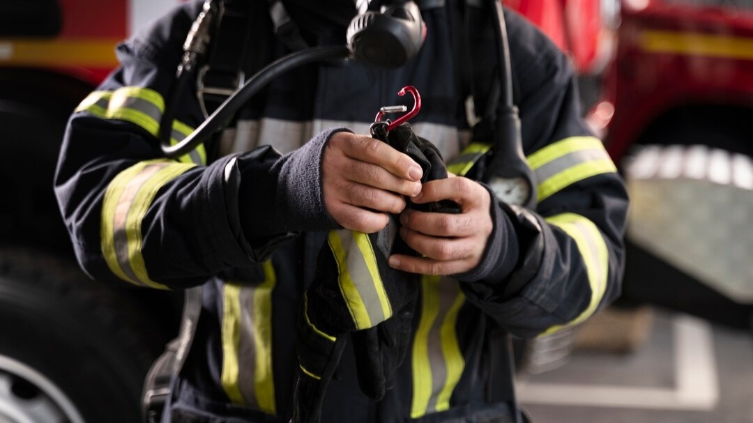 Damkar Magelang Bantu Lepaskan Penggaris dan Cincin yang Tersangkut di Jari Warga