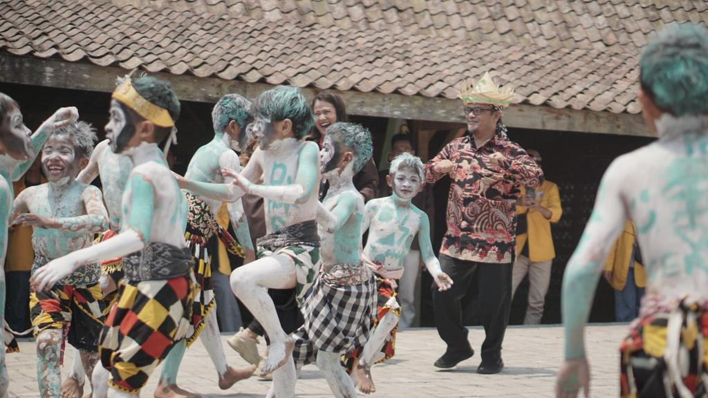 Mencuri Perhatian! Ini Makna Tari Lutung dan Tari Cakilan di Pembukaan Wisata Bukit Grenden