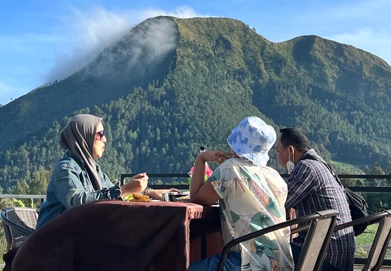 Kafe Senja Pagi, Tawarkan Sunrise Breakfast Sambil Menikmati View Tujuh Gunung di Magelang