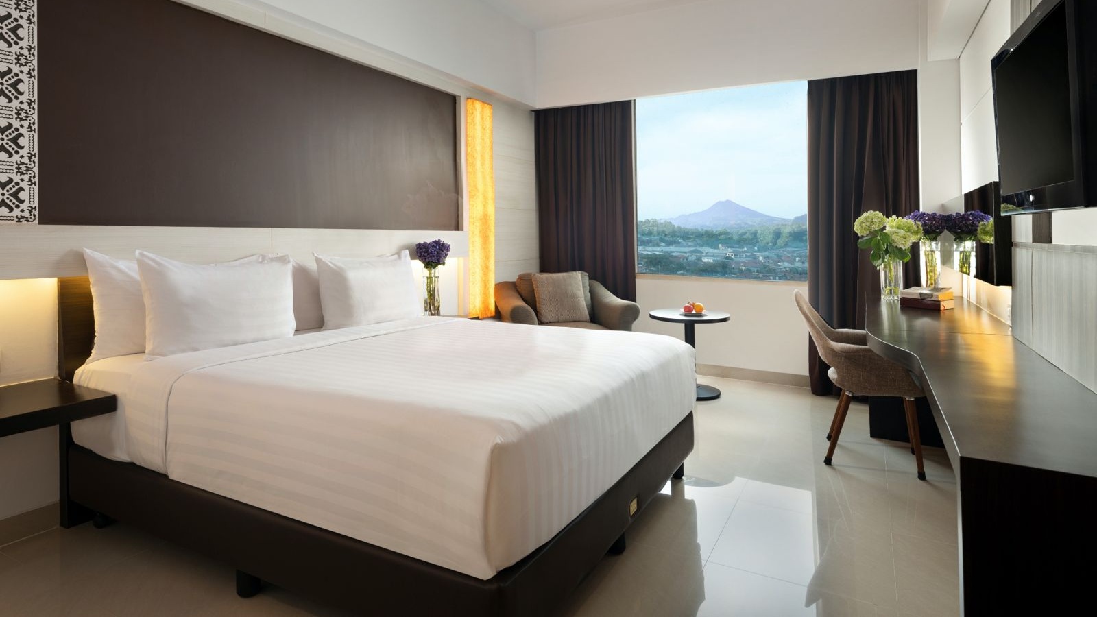 Pemandangan Gunung di Jendela Kamar, Pengalaman Terbaik Menginap di Atria Hotel