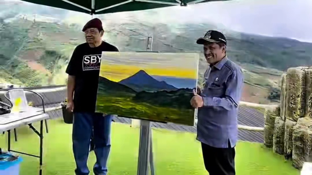 SBY Melukis Pesona Alam Wonosobo, Tampilkan Gunung Kembar dengan Sunrise yang Memukau