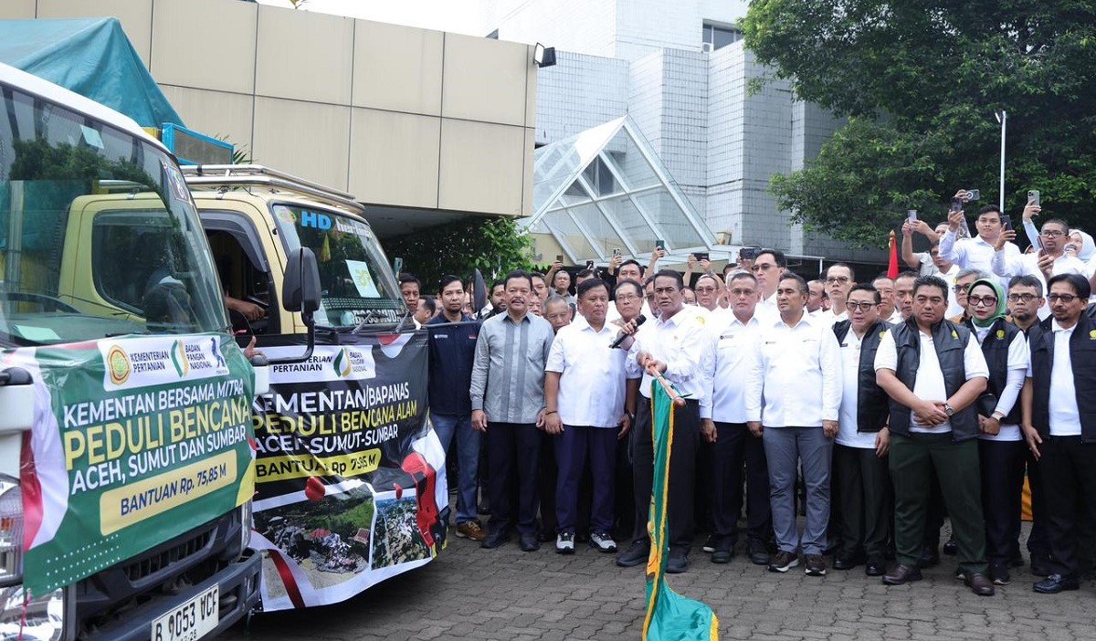 Mentan Amran Lepas 207 Truk Bantuan Bencana Banjir Sumatera