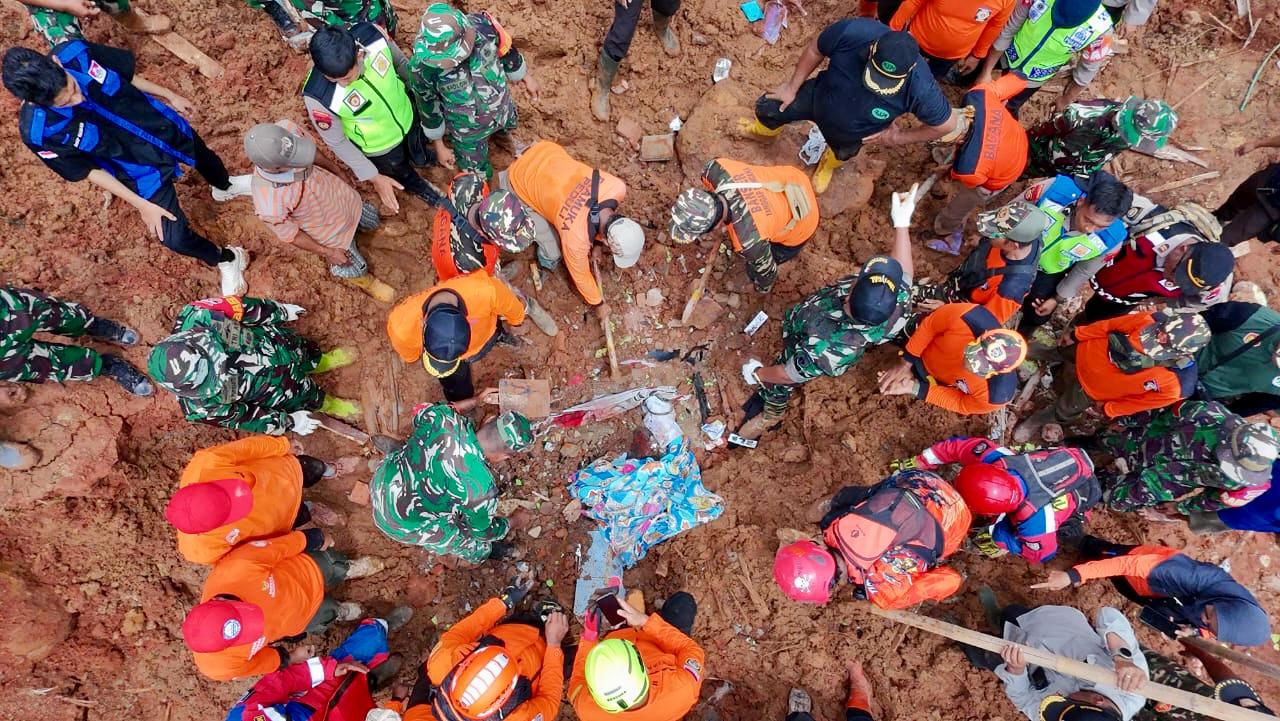 Hari Ketiga Pencarian Korban Longsor di Desa Cibeunying Cilacap, 6 Warga Meninggal Dunia