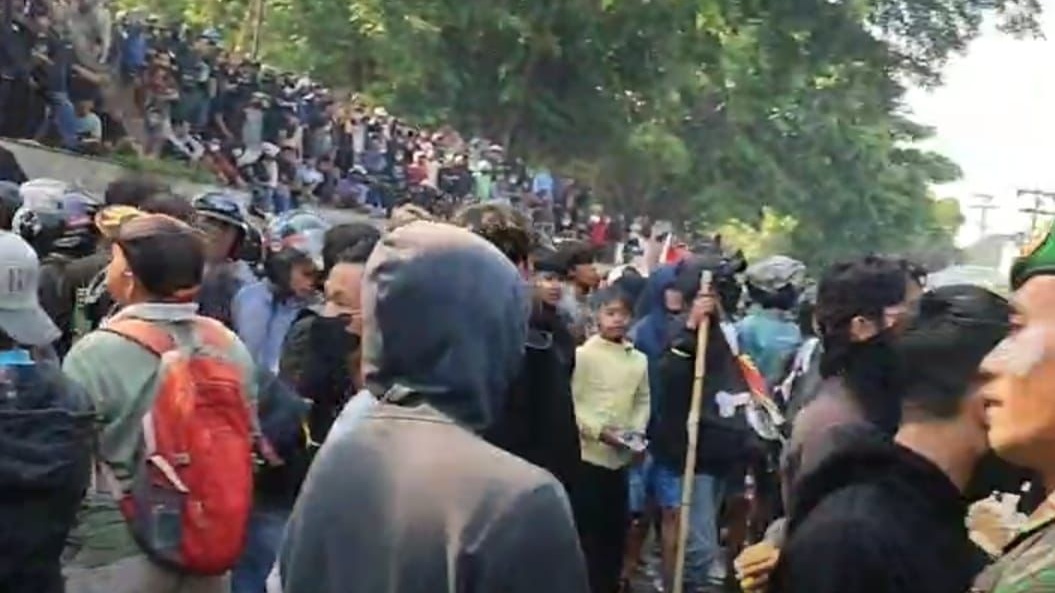 Demo DPRD Temanggung Ricuh, Polisi Tembakkan Gas Air Mata