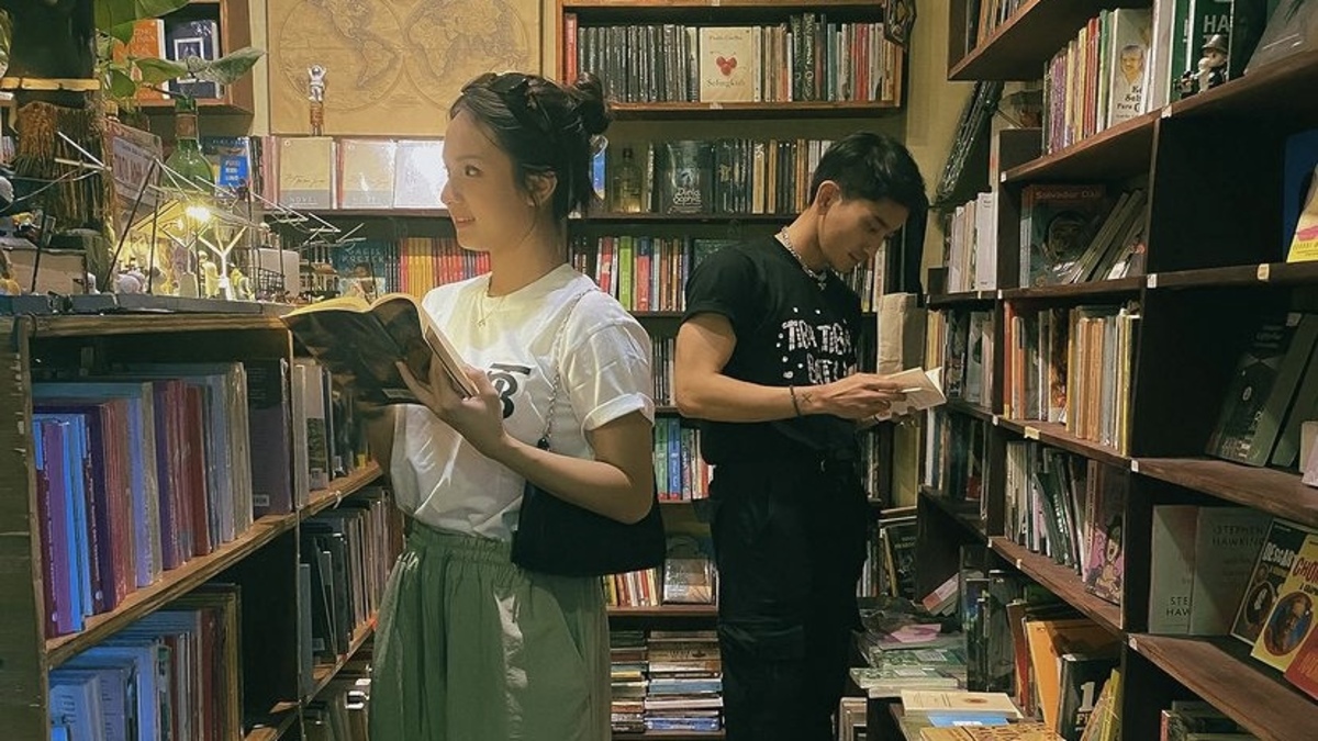 Coba Jelajahi Perpustakaan dan Toko Buku Estetik Penuh Sastra di Buku Akik Jogja