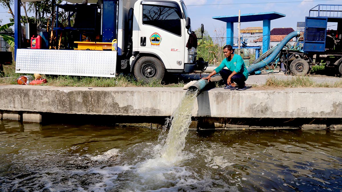 Ketika Pompa Pemprov Jawa Tengah Sukses Keringkan Aspal Jalan Semarang-Demak dari Banjir Rob