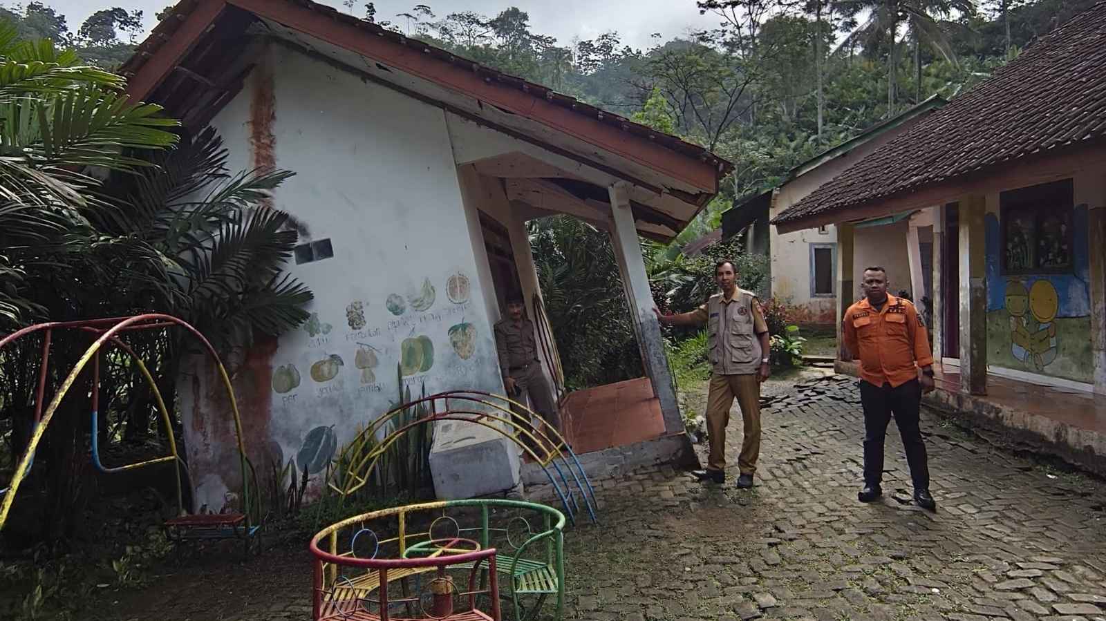 Miring Nyaris Roboh, Gedung PAUD di Prumasan Wonosobo Dilarang Difungsikan 