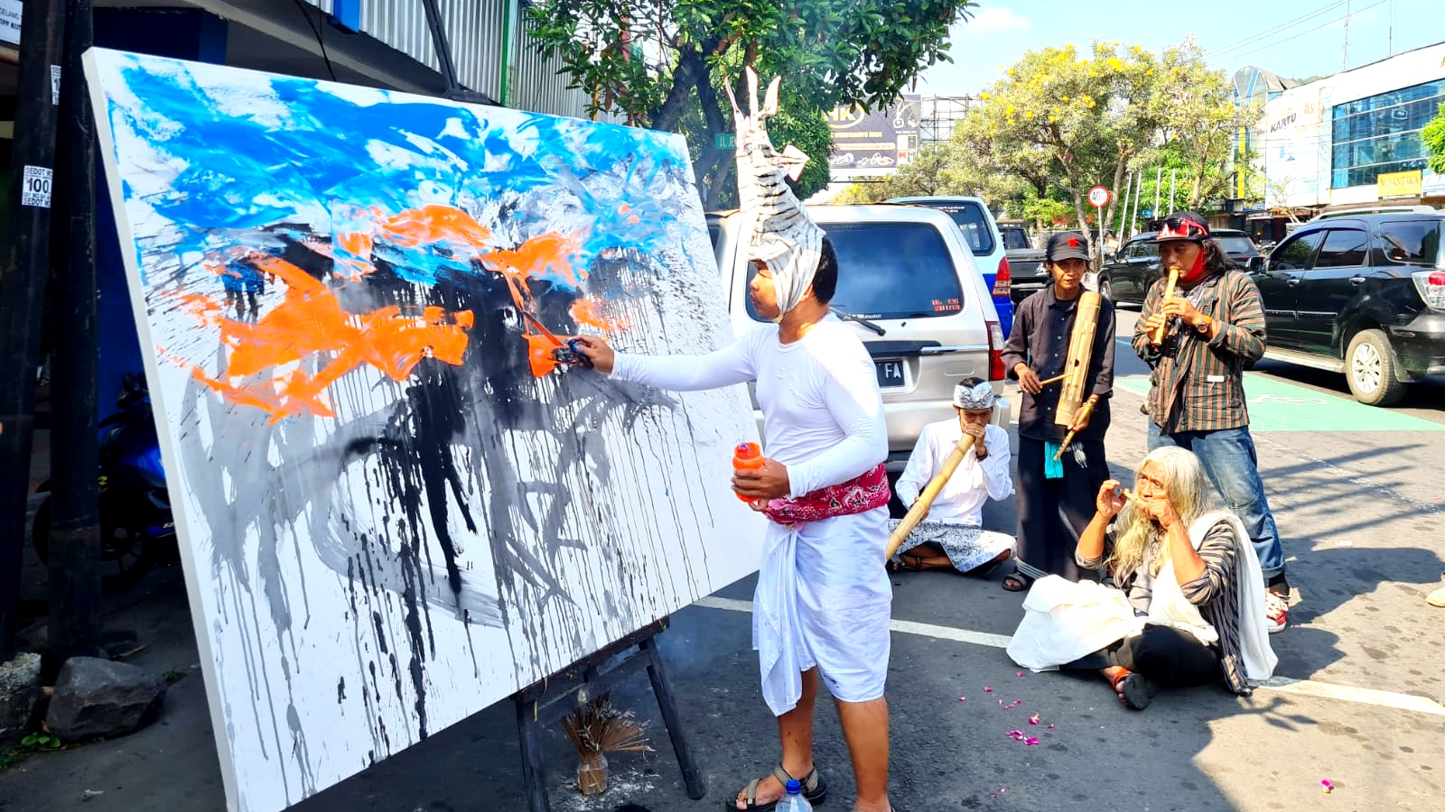 Seniman Asal Bali, Lakukan Ruwat Bumi dengan Melukis di Perempatan Pasar Kota Magelang
