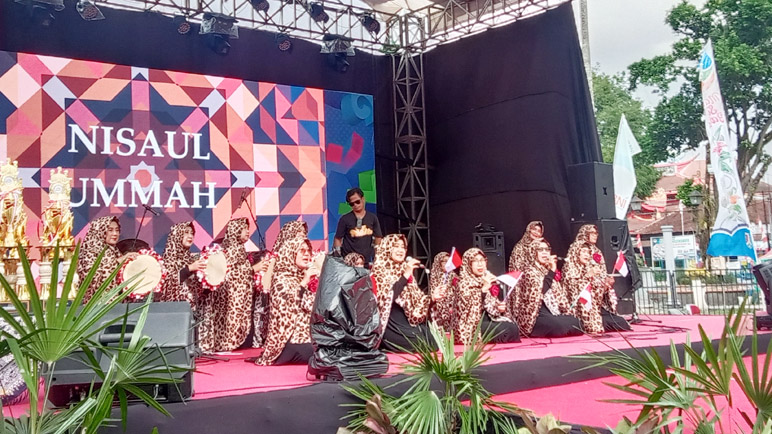 Tetap Berkarya di Usia Senja, Puluhan Ibu-Ibu Ikuti Festival Lomba Hadroh Magelang 2024