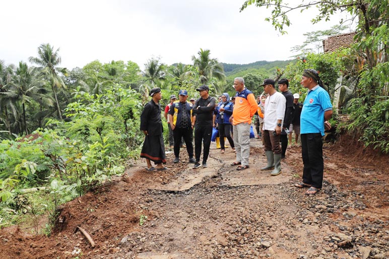 Bencana Tanah Longsor Terjadi di Sejumlah Desa, Bupati Agus Bastian Meminta Warga Direlokasi