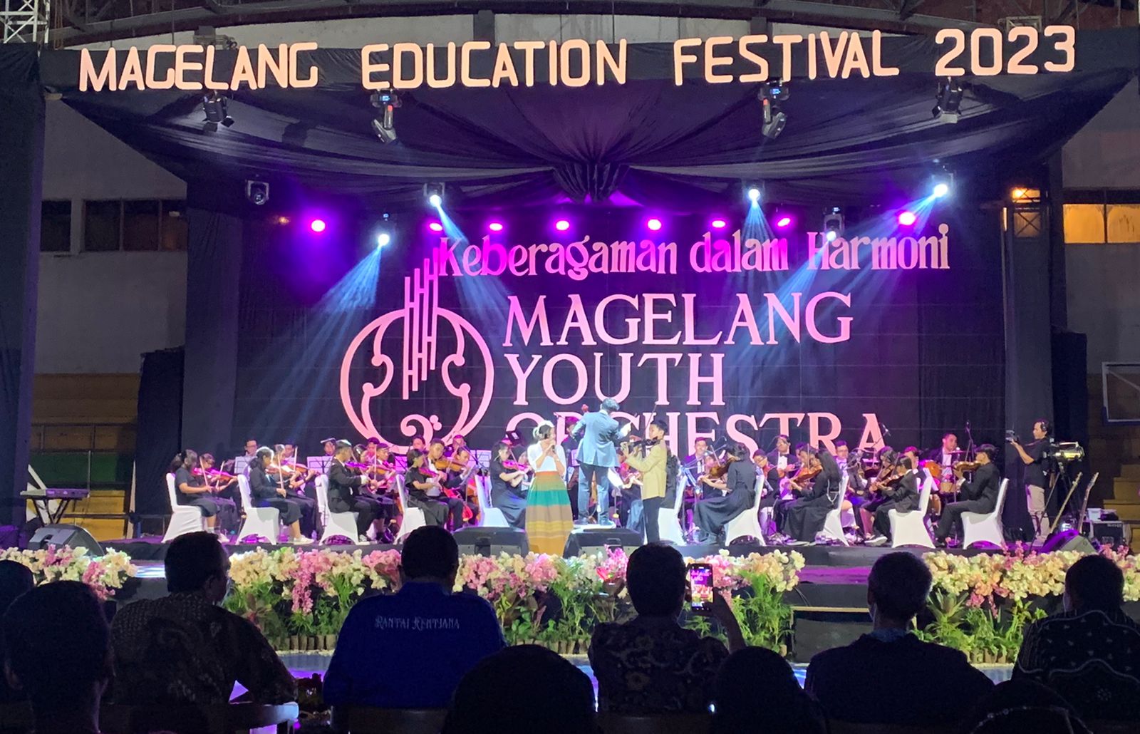 Okky Kumalasari Sukses Memakau Penonton di Magelang Youth Orchestra