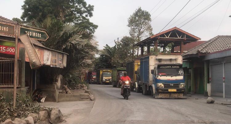 Belasan Truk Pasir Parkir Sembarangan di Tepi Jalan Desa Sucen, Warga Setempat: Kami Kesulitan Lewat