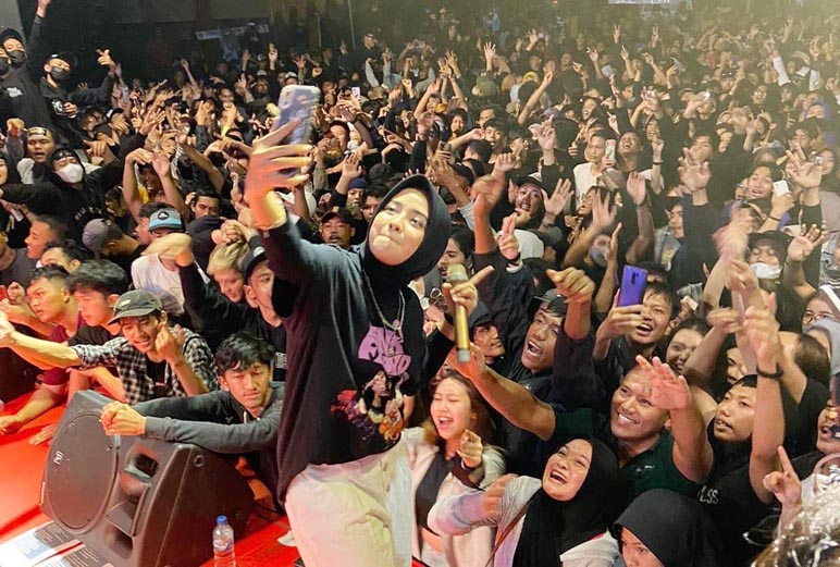 7 Lagu Saja, Damara De Sukses Hibur Publik Kota Magelang di Samapta Aquatic Stadium