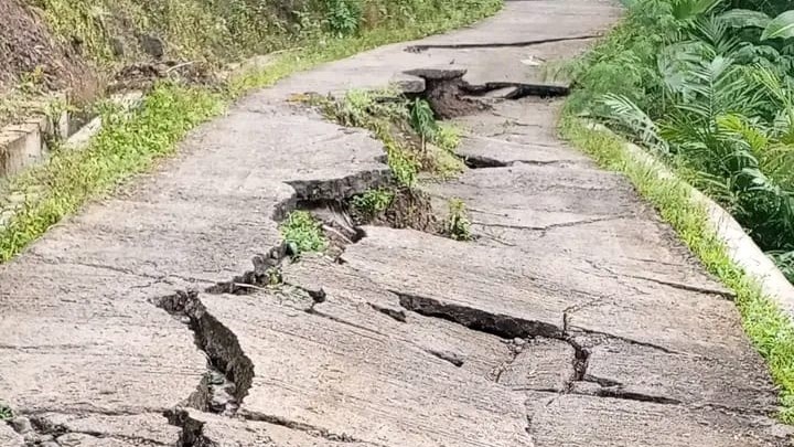 Diguyur Hujan, Jalan Utama Prumasan Wonosobo Retak dan Amblas