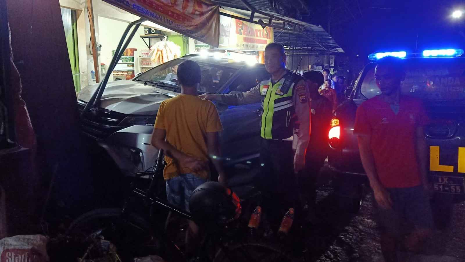 Ngantuk, Mobil Tabrak 8 Motor dan 1 Orang di Pucang Magelang