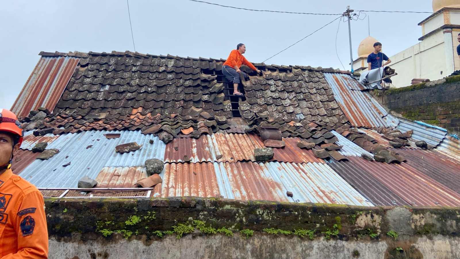 Puting Beliung Terjang Desa Petarangan Temanggung, 20 Rumah Rusak dan Warga Alami Trauma