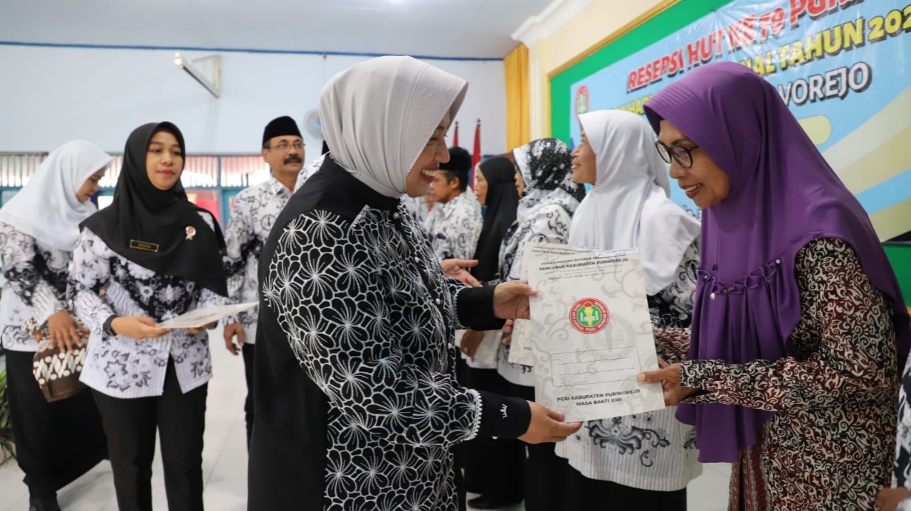 10 Guru Purna Tugas di Purworejo Dapat Penghargaan dari Bupati