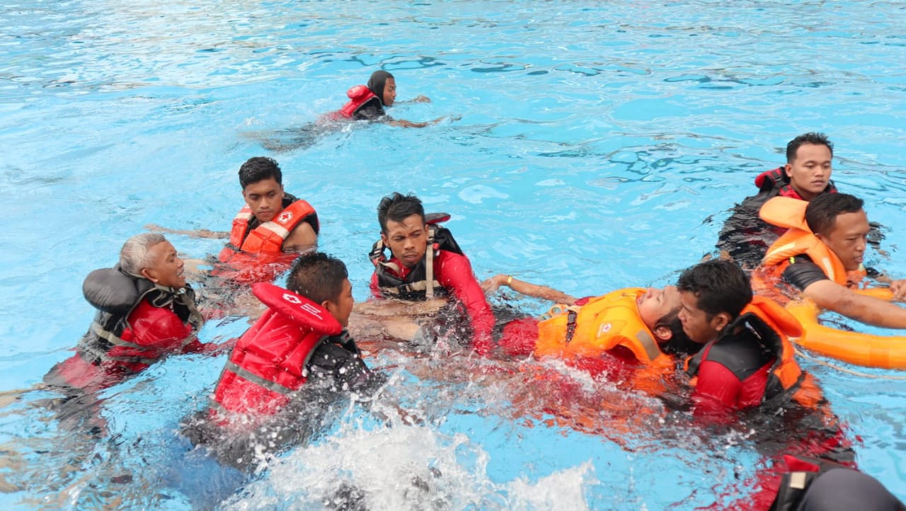 105 Relawan PMI Korwil II Jateng Ikuti Latihan Gabungan Water Rescue di Samapta Aquatic Magelang