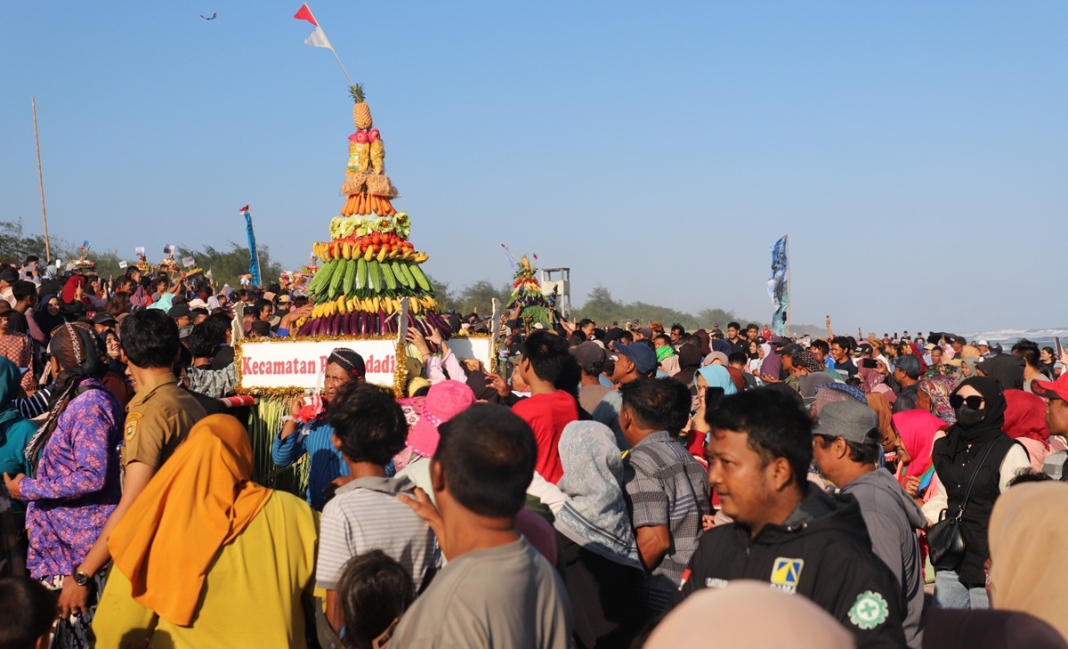 Merti Jaladri Pantai Jatimalang Purworejo, 80 Gunungan Tumpeng Meriahkan Sedekah Laut 2026